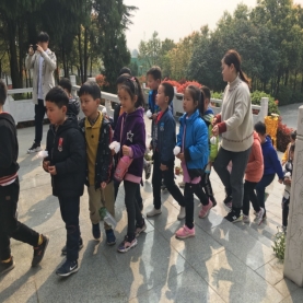 D:\2018~2019年度大四班资料\大四下\2019清明扫墓\照片\QQ图片20190403105520.jpg
