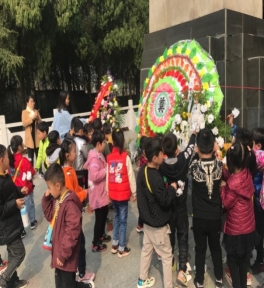 D:\2018~2019年度大四班资料\大四下\2019清明扫墓\照片\QQ图片20190403114405.jpg