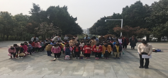 D:\2018~2019年度大四班资料\大四下\2019清明扫墓\照片\QQ图片20190403104557.jpg